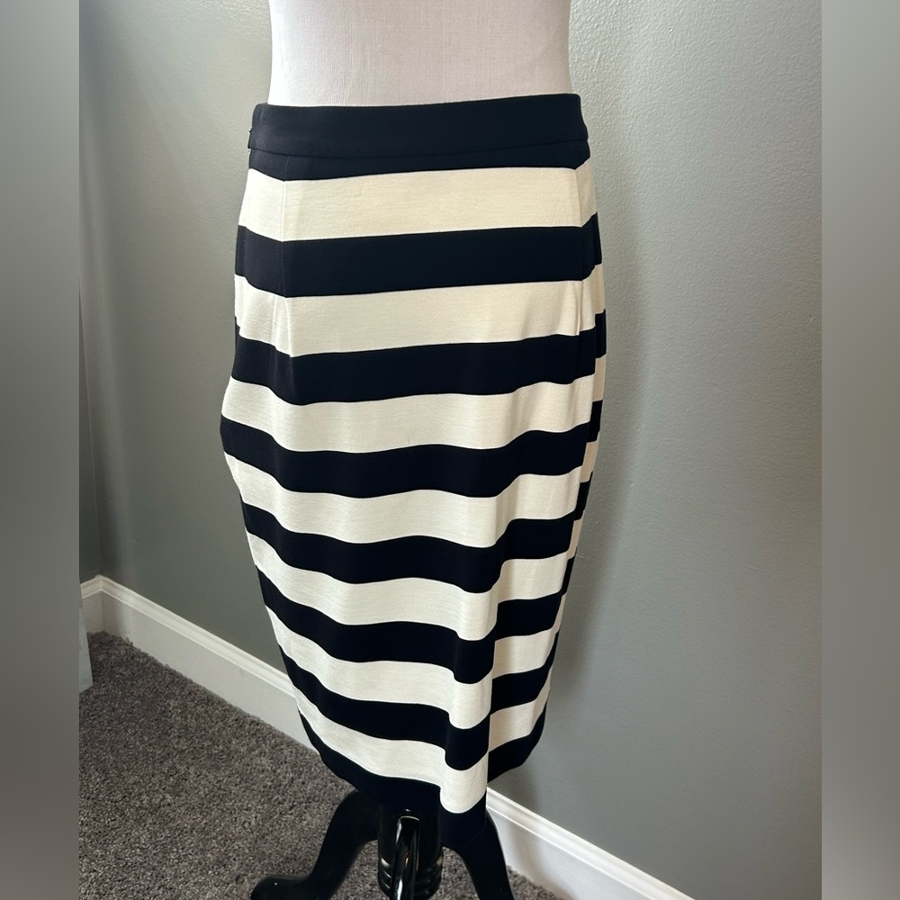 Banana republic women’s black and white striped stretched pencil skirt,‎ size 6,